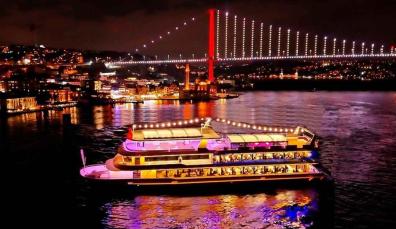 Discover Istanbul from the sea – €150 per hour for up to 11 people (minimum 2 hours)